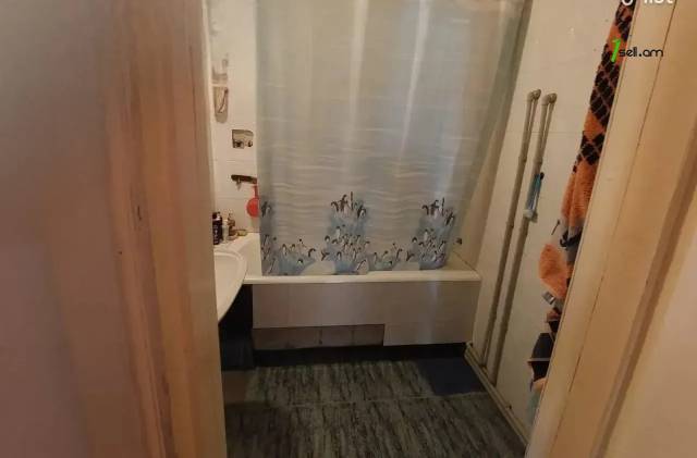 4 սենյականոց բնակարան Դրոյի փողոցում, 117 ք.մ., 2/5 հարկ, կոսմետիկ վերանորոգում, քարե շենք