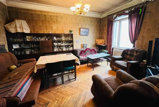 2 սենյականոց բնակարան Նաիրի Զարյան փողոցում, 66 ք.մ., բարձր առաստաղներ, նախավերջին հարկ, քարե շենք