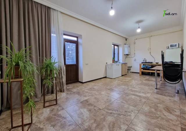 Երկու հարկանի քարե տուն, Գ-1 թաղամաս Աջափնյակում, 300 ք.մ., 2 սանհանգույց, կապիտալ վերանորոգված