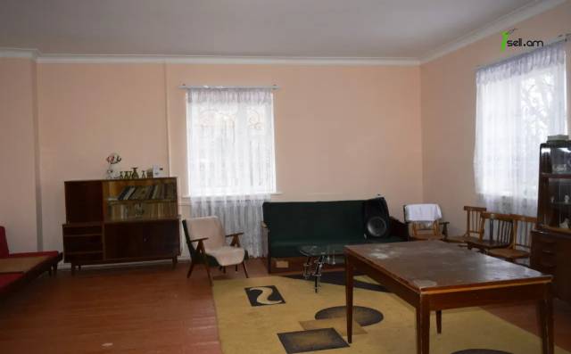 Երկու հարկանի քարե ամառանոց Մայիսյանում, 421 քմ, 2 սանհանգույց, եվրովերանորոգված