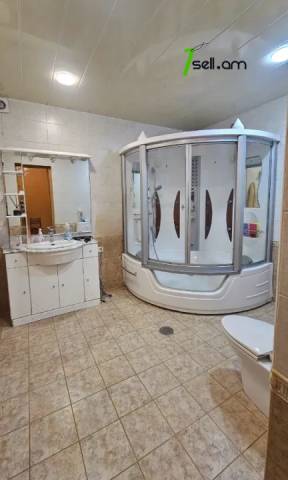 Երեք հարկանի քարե տուն Վրթանես Փափազյան փողոցում Արաբկիրում, 500 քմ, 3+ սանհանգույց