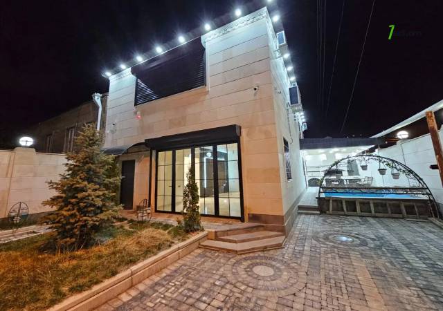 Երկու հարկանի քարե տուն Նար-Դոսի փողոցում կենտրոնում, 400 քմ, 3+ սանհանգույց, կապիտալ վերանորոգված