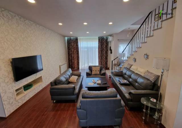 Երկու հարկանի քարե տուն, Գ-1 թաղամաս Աջափնյակում, 500 ք.մ., 3+ սանհանգույց, եվրովերանորոգված