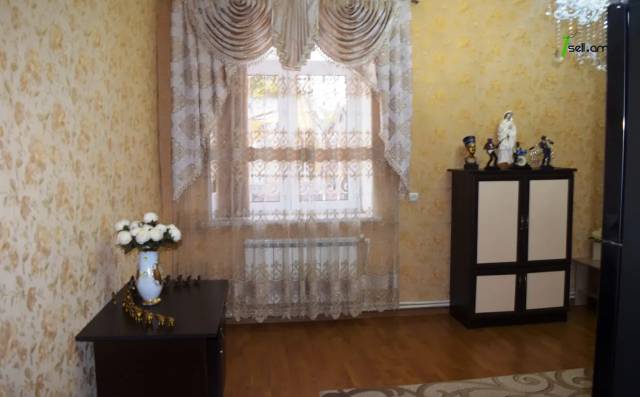 3 սենյականոց բնակարան Շիրակացի փողոցում, 81 ք.մ., 1/3 հարկ, եվրովերանորոգված, քարե շենք