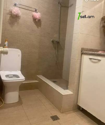 3 սենյականոց բնակարան Գրիբոյեդովի փողոցում, 76 ք.մ., նախավերջին հարկ, կապիտալ վերանորոգված