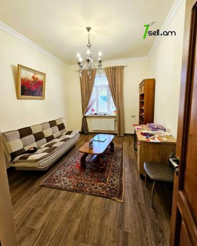 Երեք հարկանի քարե տուն Բագրևանդի փողոցում Նոր Նորքում, 1560 ք.մ., 3+ սանհանգույց