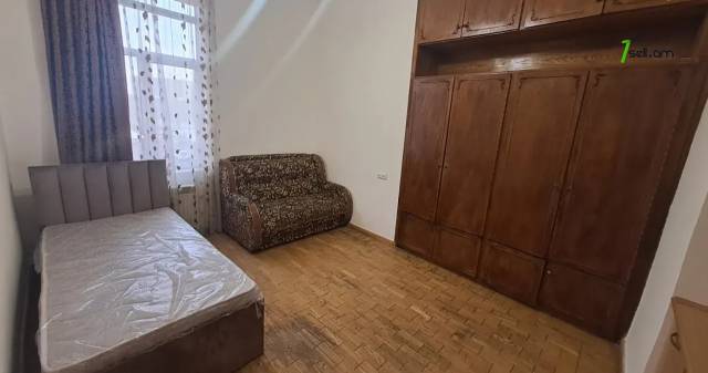 3 սենյականոց բնակարան Խորենացու փողոցում, 90 ք.մ., 3/5 հարկ, կապիտալ վերանորոգված, քարե շենք