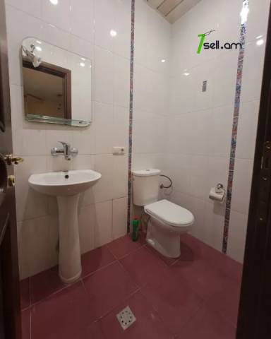 3 սենյականոց բնակարան նորակառույց շենքում Ռոստոմի փողոցում, 136 ք.մ., 2 սանհանգույց