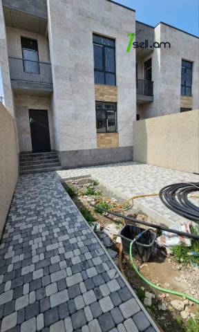 Երկու հարկանի թաունհաուզ, Գ-1 թաղամաս Աջափնյակում, 153 քմ, 2 սանհանգույց, մասնակի վերանորոգում