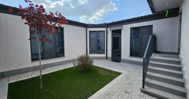 Մեկ հարկանի քարե տուն Բագրևանդի 40-րդ փողոցում Նոր Նորքում, 100 քմ, եվրովերանորոգված