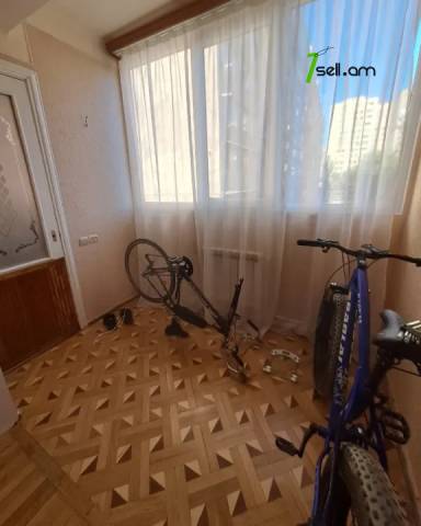 3 սենյականոց բնակարան Երվանդ Քոչարի փողոցում, 95 ք.մ., 4/13 հարկ, մի քանի պատշգամբ