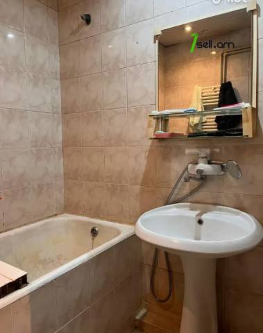 3 սենյականոց բնակարան Հրաչյա Աճառյանի փողոցում, 64 քմ, նախավերջին հարկ, մասնակի վերանորոգում