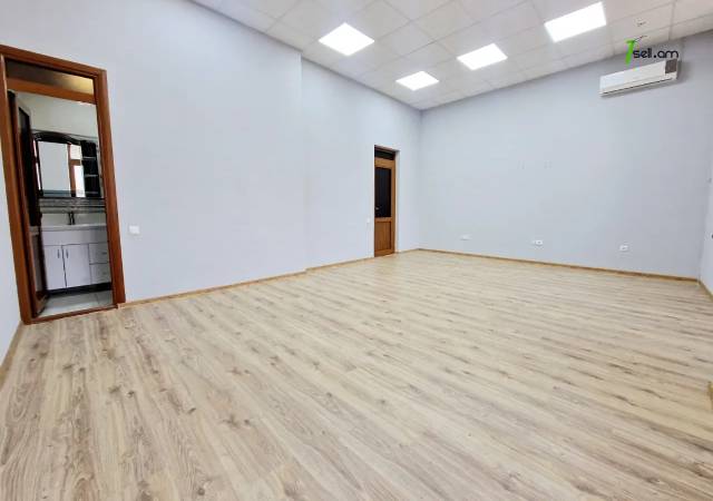 Բազմաֆունկցիոնալ գույք, Հանրապետության հրապարակ կենտրոնում, 2500 ք.մ.