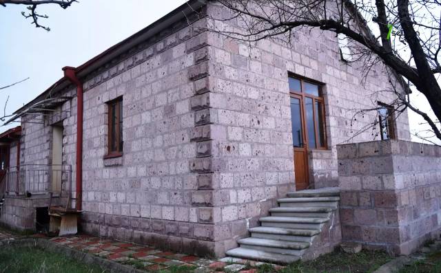 Մեկ հարկանի քարե տուն 2-րդ փողոցում Ախուրյանում, 124 քմ