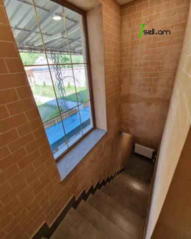 Երկու հարկանի քարե ամառանոց, Ջրվեժ թաղամաս Ջրվեժում, 800 ք.մ., 2 սանհանգույց, կապիտալ վերանորոգված