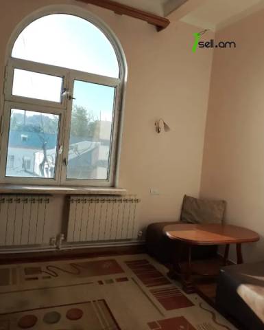 3 սենյականոց բնակարան Սայաթ-Նովայի պողոտայում, 86 ք.մ., բարձր առաստաղներ, կոսմետիկ վերանորոգում