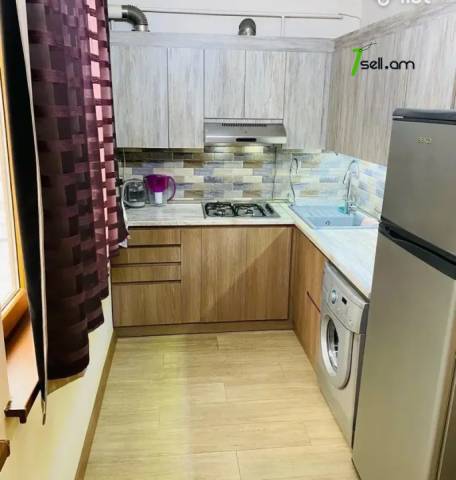 2 սենյականոց բնակարան Կոմիտասի պողոտայում, 41 ք.մ., նախավերջին հարկ, կապիտալ վերանորոգված, քարե շենք