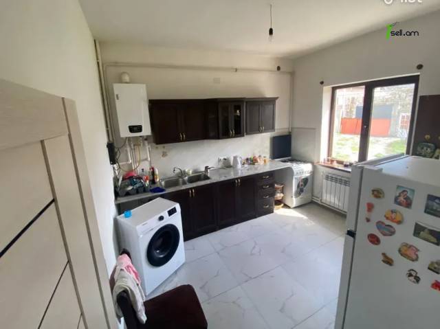 Երկու հարկանի տուն Բագրևանդի 23-րդ փողոցում Ջրվեժում, 220 քմ, 2 սանհանգույց, կապիտալ վերանորոգված