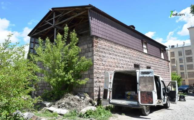 Երկու հարկանի քարե տուն Շիրակացի փողոցում Գյումրիում, 270 քմ, 2 սանհանգույց