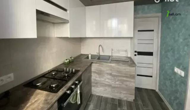 2 սենյականոց բնակարան Նիկողայոս Ադոնցի փողոցում, 42 ք.մ., նախավերջին հարկ, բարձր առաստաղներ