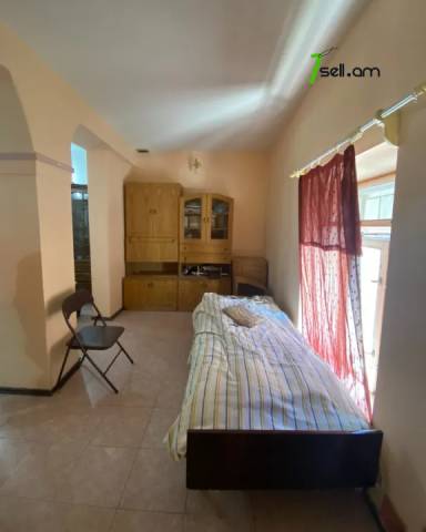 Երկու հարկանի քարե տուն Արաբկիրի 33-րդ փողոցում Արաբկիրում, 150 ք.մ., 3+ սանհանգույց