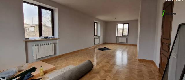 Երեք հարկանի քարե տուն Պտղնիում, 1300 ք.մ., 3+ սանհանգույց, եվրովերանորոգված