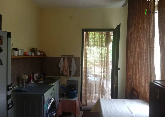 Երեք հարկանի քարե ամառանոց 16-րդ փողոցում Գետամեջում, 148 ք.մ., 2 սանհանգույց, մասնակի վերանորոգում