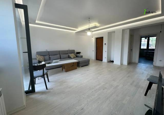 3 սենյականոց բնակարան Կոմիտասի պողոտայում, 88 ք.մ., 3/9 հարկ, կապիտալ վերանորոգված, քարե շենք