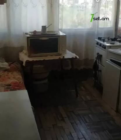 3 սենյականոց բնակարան Գյուլիքևխյան փողոցում, 80 ք.մ., քարե շենք