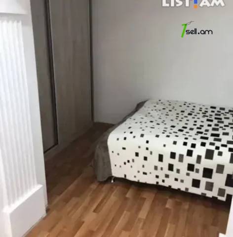 2 սենյականոց բնակարան Դրոյի փողոցում, 50 ք.մ., նախավերջին հարկ, կապիտալ վերանորոգված, քարե շենք