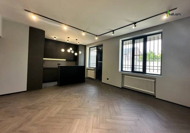 Երկու հարկանի քարե թաունհաուզ Էրեբունու փողոցում Էրեբունիում, 205 քմ, 2 սանհանգույց