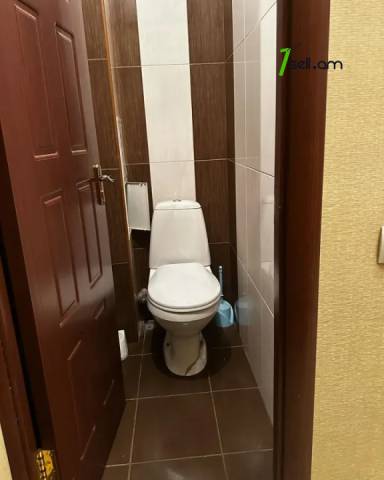 2 սենյականոց բնակարան Արամ Խաչատրյանի փողոցում, 60 ք.մ., 2/5 հարկ, կապիտալ վերանորոգված, քարե շենք