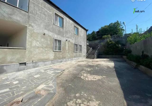 Երեք հարկանի քարե տուն Սերո Խանզադյան փողոցում Նորք Մարաշում, 370 ք.մ., 3+ սանհանգույց, մեծ հողամաս