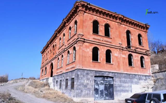 Երեք հարկանի քարե տուն Սահմանապահ փողոցում Գյումրիում, 1022 ք.մ., 2 սանհանգույց
