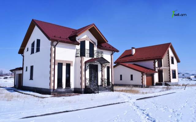 Երկու հարկանի քարե տուն Գյումրիում, 180 ք.մ., 2 սանհանգույց, դիզայներական ոճով վերանորոգված