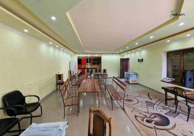 Երկու հարկանի քարե տուն Ղազարավանում, 300 ք.մ., 2 սանհանգույց, կապիտալ վերանորոգված