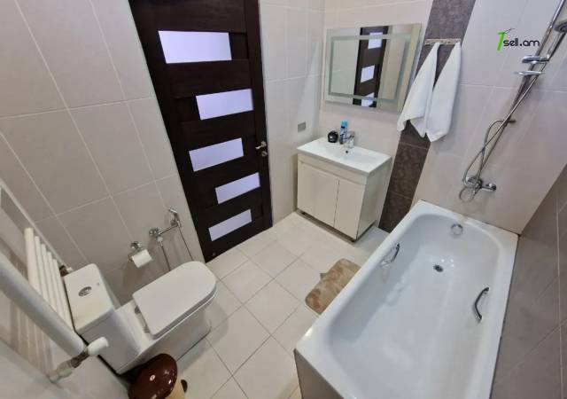 Երեք հարկանի տուն Պարույր Սևակի փողոցում Ավանում, 800 ք.մ., 3+ սանհանգույց, կապիտալ վերանորոգված