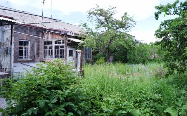 Մեկ հարկանի քարե տուն Բաքվի 26 կոմիսարների փողոցում Գյումրիում, 84 ք.մ.