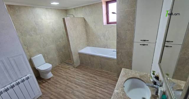 Չորս հարկանի քարե տուն Սիլիկյան 4-րդ փողոցում Աջափնյակում, 2480 ք.մ., 3+ սանհանգույց, մեծ հողամաս