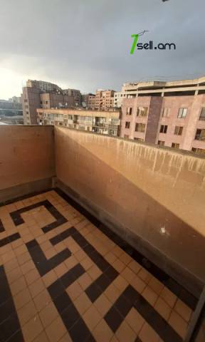 3 սենյականոց բնակարան Ամիրյան փողոցում, 85 քմ, 12/16 հարկ, մի քանի պատշգամբ, կապիտալ վերանորոգված