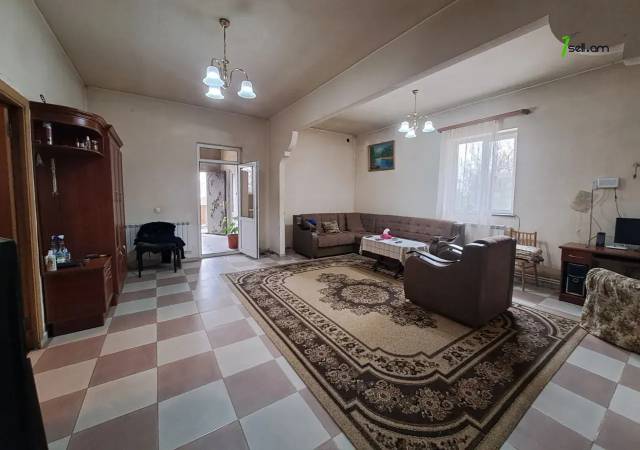 Մեկ հարկանի քարե տուն 5-րդ փողոցում Զովունիում, 350 ք.մ., մասնակի վերանորոգում