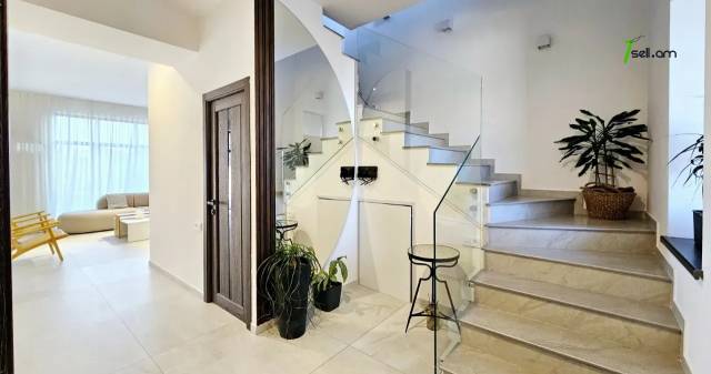 Երկու հարկանի քարե թաունհաուզ Առինջի 4-րդ փողոցում Առինջում, 560 ք.մ., 3+ սանհանգույց