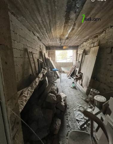 4 սենյականոց բնակարան Դրոյի փողոցում, 125 ք.մ., նախավերջին հարկ, քարե շենք