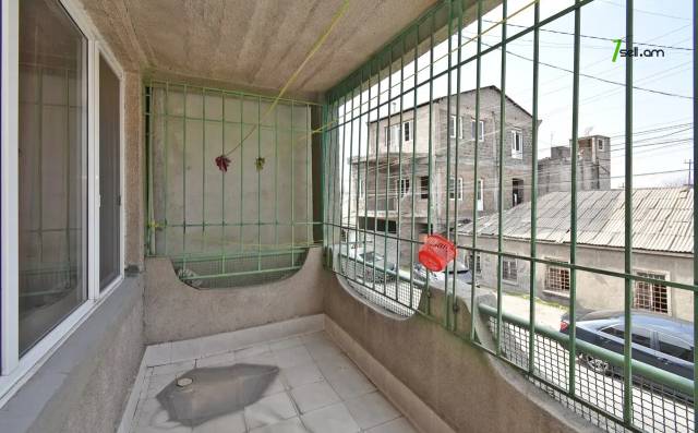 Երեք հարկանի քարե տուն Ազատամարտիկների փողոցում Էրեբունիում, 182 քմ, 2 սանհանգույց