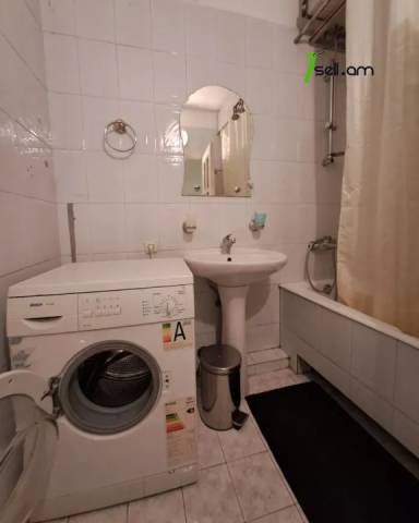 3 սենյականոց բնակարան Արամի փողոցում, 98 ք.մ., 3/6 հարկ, մի քանի պատշգամբ, կապիտալ վերանորոգված