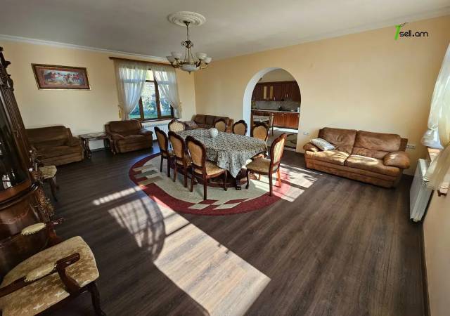 Երեք հարկանի քարե տուն Դավիթ Բեկի փողոցում Նոր Նորքում, 895 ք.մ., 3+ սանհանգույց