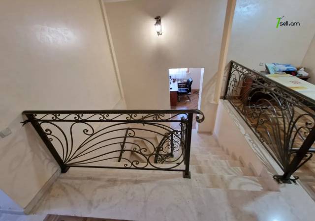 Երկու հարկանի քարե տուն Ջրվեժում, 1200 քմ, 3+ սանհանգույց, եվրովերանորոգված