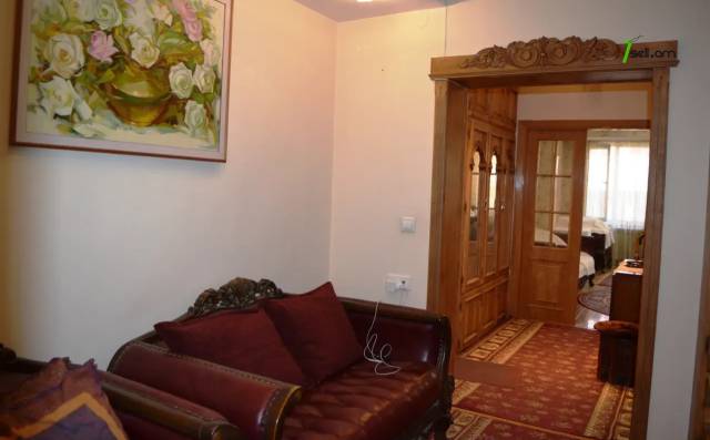 3 սենյականոց բնակարան, Գործարանային նրբանցք, 84 քմ, 2/5 հարկ, կապիտալ վերանորոգված, քարե շենք