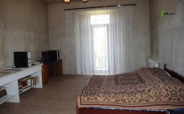 5 սենյականոց բնակարան Ավետիք Իսահակյանի փողոցում, 227 ք.մ., 2 սանհանգույց, բարձր առաստաղներ