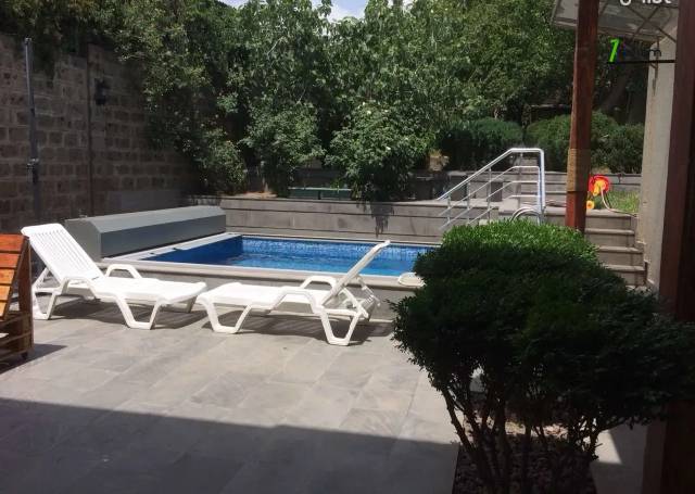 Երկու հարկանի քարե տուն Ազատության պողոտայում Արաբկիրում, 230 քմ, 3+ սանհանգույց